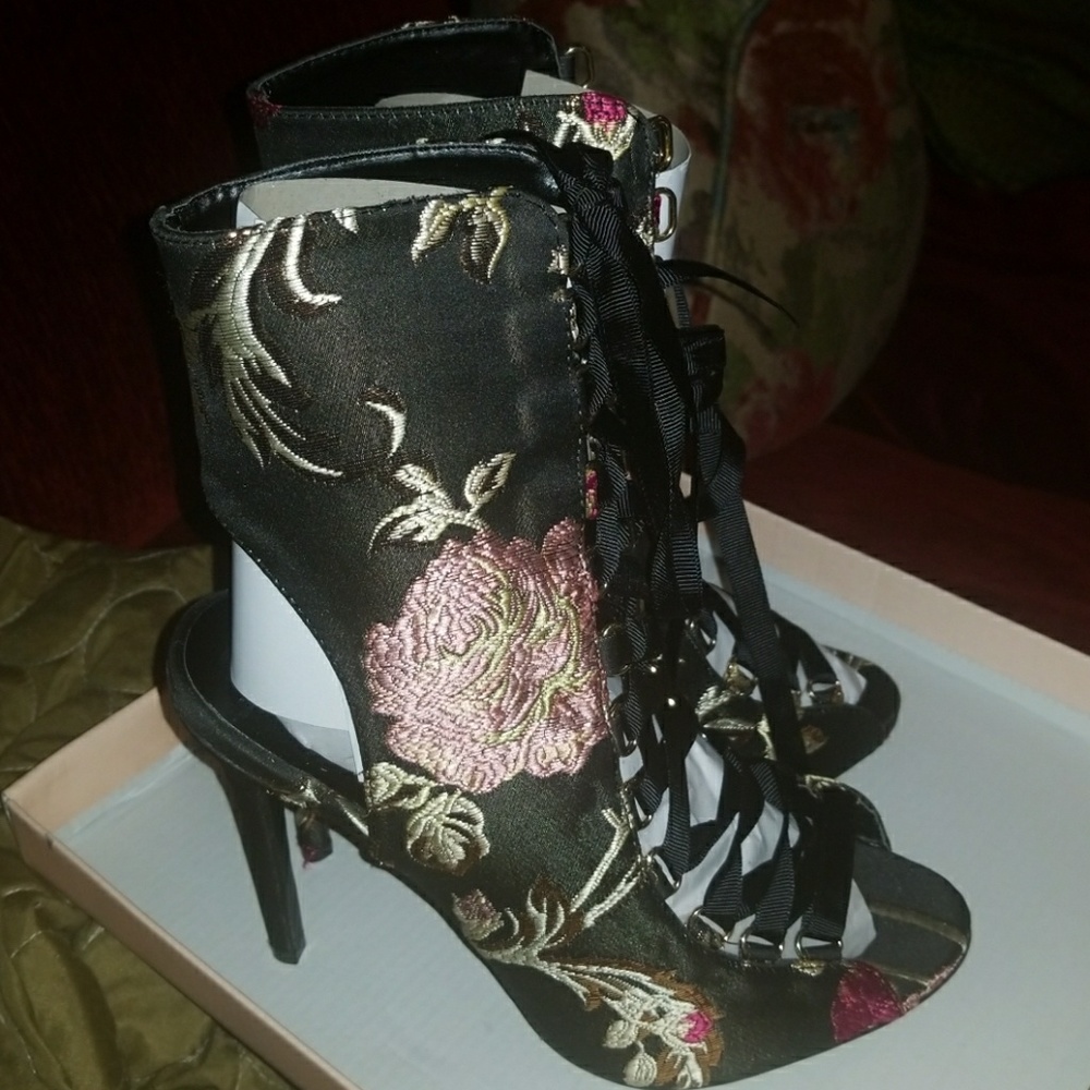New In Box.... sexy date night lace up heel